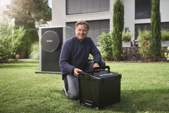 Installateur met een warmtepomp in de tuin