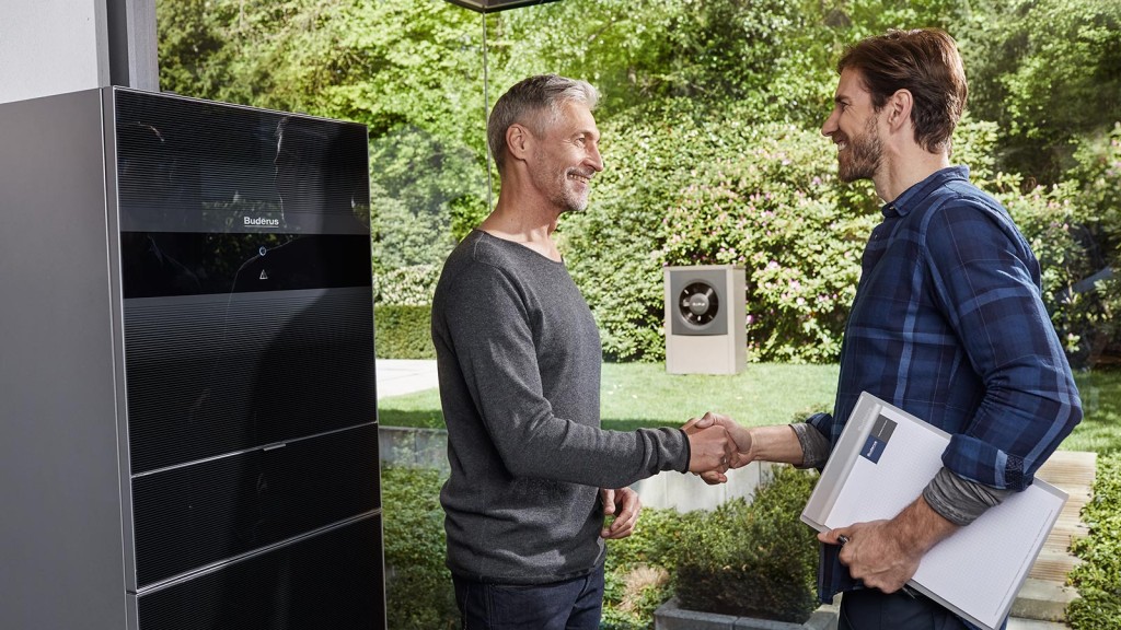 Un client et un installateur de pompe à chaleur