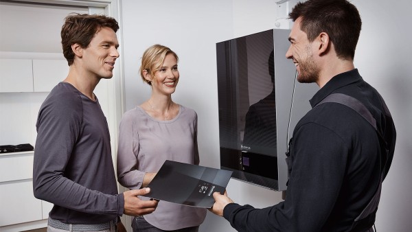 Installateur geeft documentatie over nieuwe gasketel