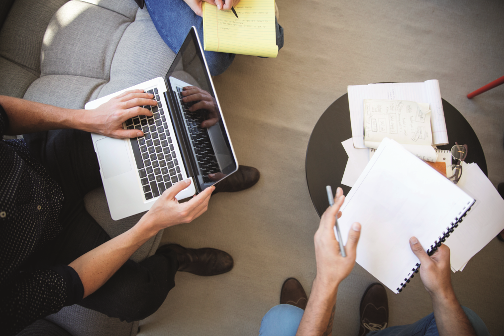 Calculs de prix sur ordinateur portable et papier