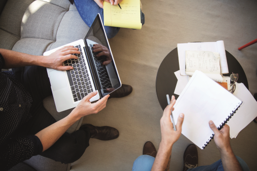 Calculs de prix sur ordinateur portable et papier