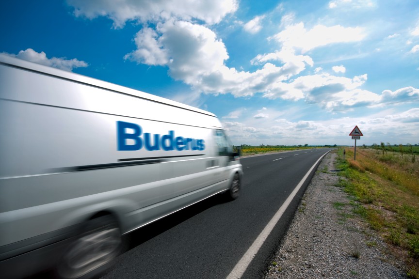 Buderus-bestelwagen op weg naar een klant