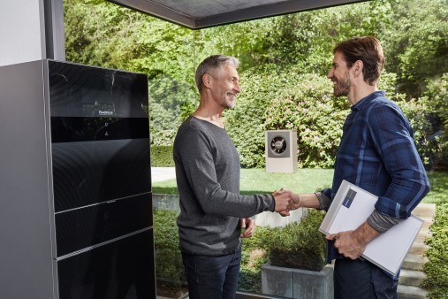 installateur et un client discutent d'une pompe à chaleur