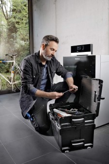 Installateur avec son matériel pour les réparations