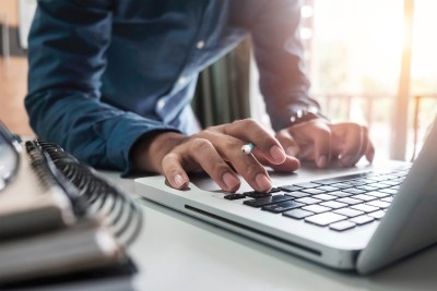Man werkt op een laptop
