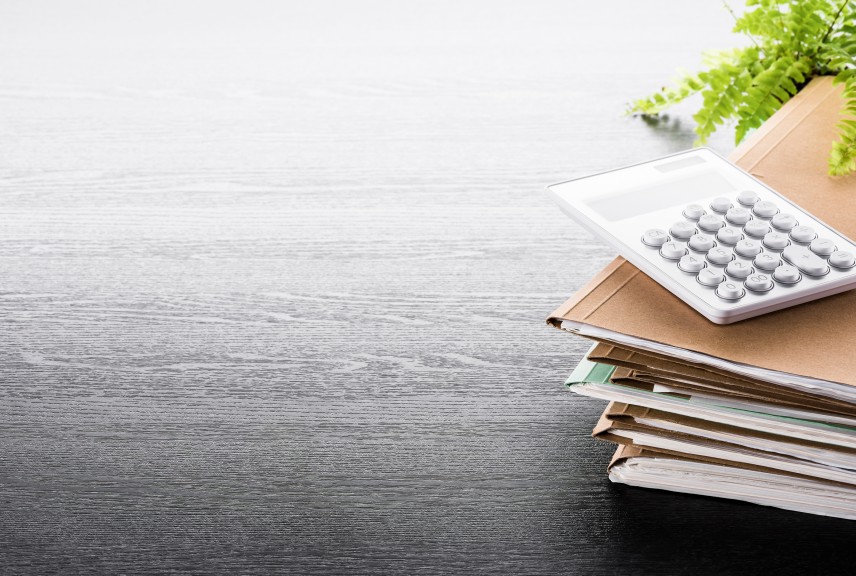 Calculatrice sur une pile de listes de prix