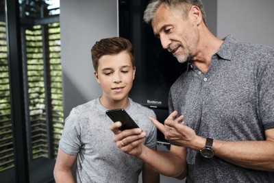 endcustomer with a smartphone