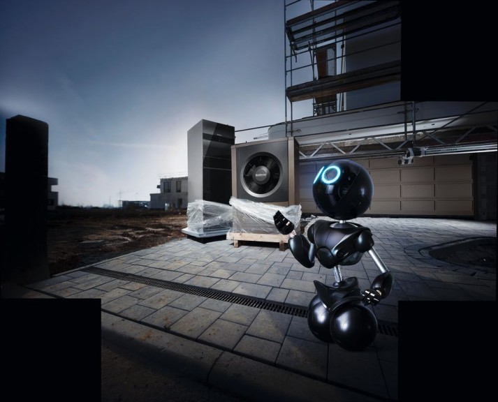 De Buderus-robot met een warmtepomp op de achtergrond