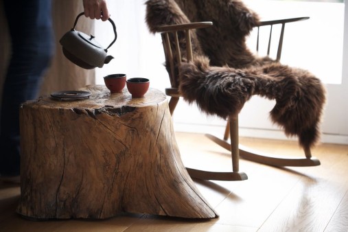Scène confortable avec fauteuil à bascule et théière