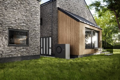 Installateur staat voor een warmtepomp