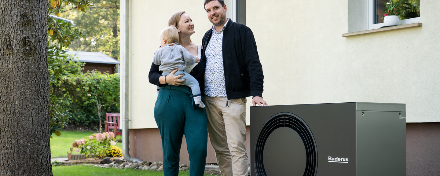 Gezin bij de monobloc buitenunit van de Buderus Logatherm WLW176i
