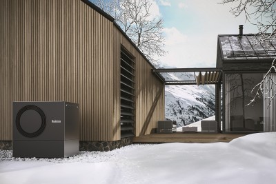 Pompe à chaleur dans la neige devant une maison