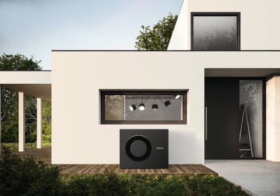 Pompe à chaleur près d'une maison neuve
