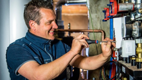 Installateur werkt aan warmtepomp