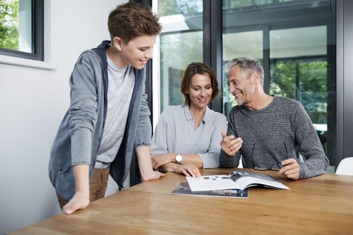 Familie_mit_Kind_Tisch