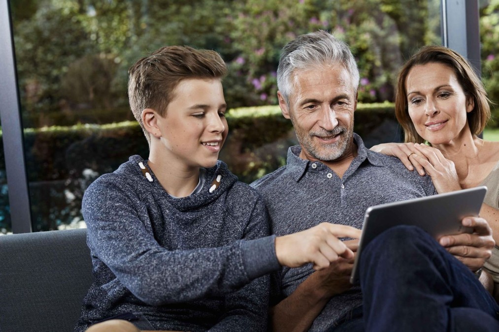 Familie mit Tablet