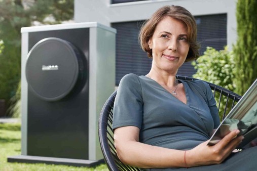 Frau mit Wärmepumpe