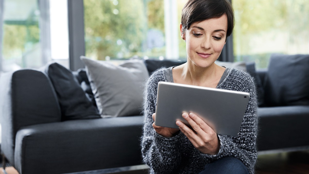 žena se dívá na tablet