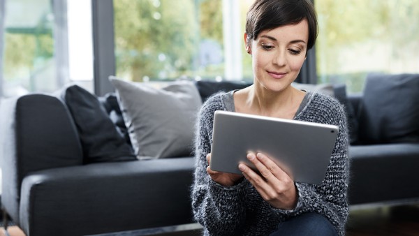 žena se dívá na tablet