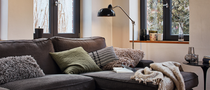 livign_room_couch_with_pillows