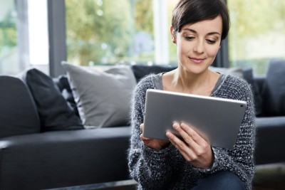 žena drží tablet