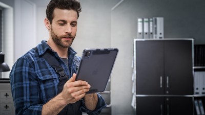 installer_checks_data_on_a_tablet