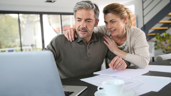 couple_with_laptop