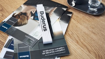 Brožúry k produktom Buderus rozložené na stole
