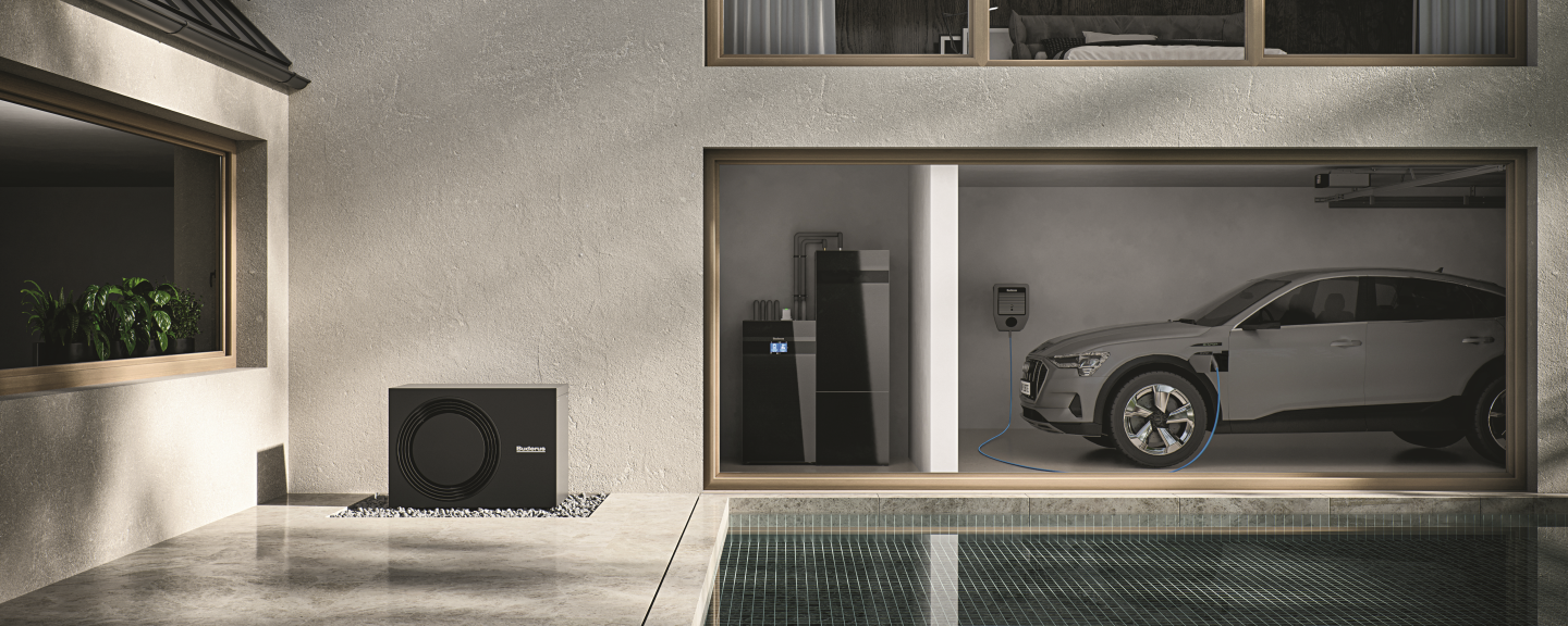 Tepelné čerpadlo pred moderným rodinným domom, nabíjajúce sa elektrické auto v pozadí