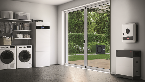 Tepelné čerpadlo inštalované v technickej miestnosti moderného domu