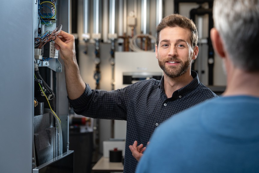 Montážnik nastavuje vykurovací systém