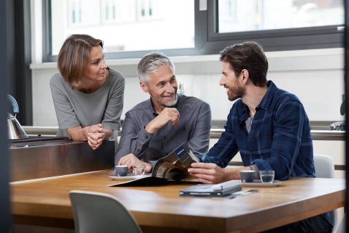 Manželská pár preberá možnosti vykurovania s technikom