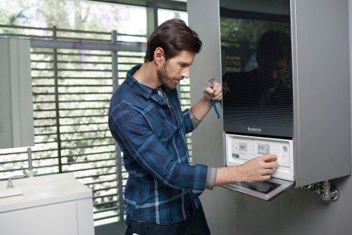 Servisný technik kontroluje plynový kondenzačný kotol