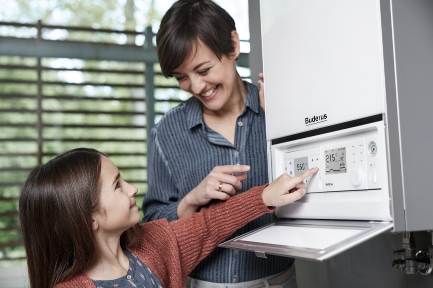 Matka s dcérou pri kotli Buderus