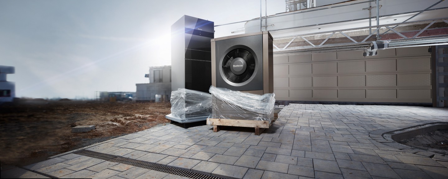Tepelné čerpadlá Buderus na palete pred inštaláciou