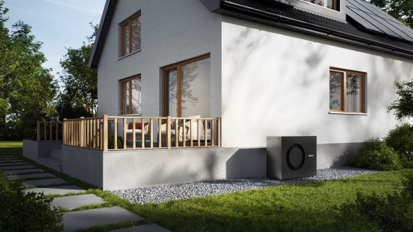 Tepelné čerpadlo vzduch-voda s prírodným chladivom R290 pred moderným rodinným domom