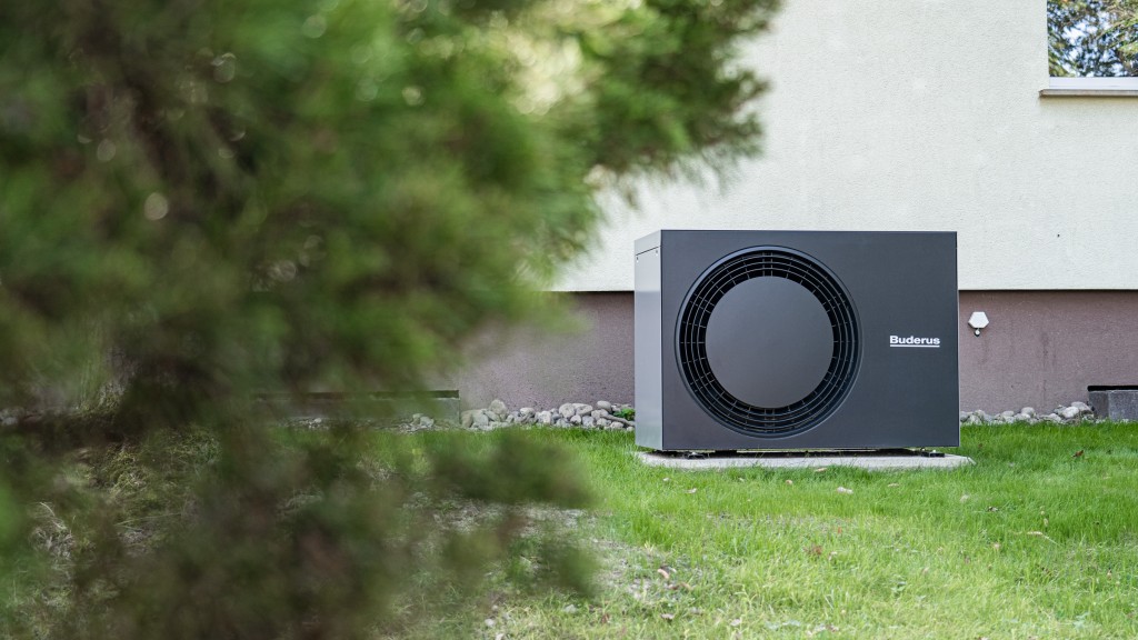 Propánové tepelné čerpadlo Buderus v záhrade rodinného domu