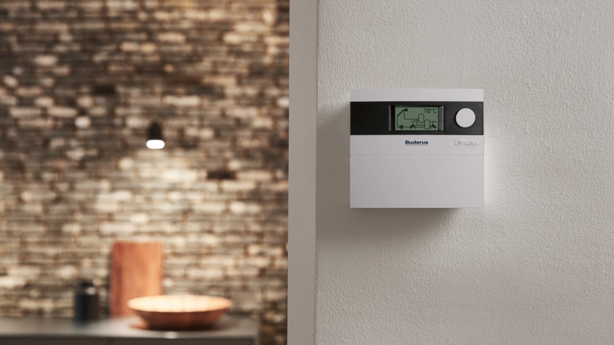 Solárna regulácia Buderus inštalovaná v chodbe rodinného domu