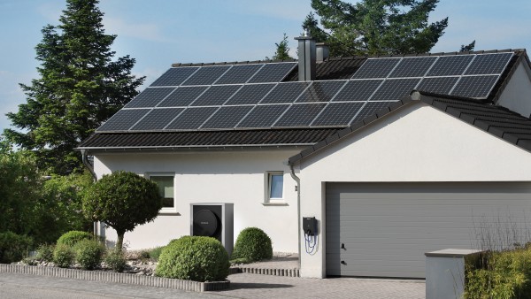 Moderný bungalow s tepelným čerpadlom a wallboxom Buderus