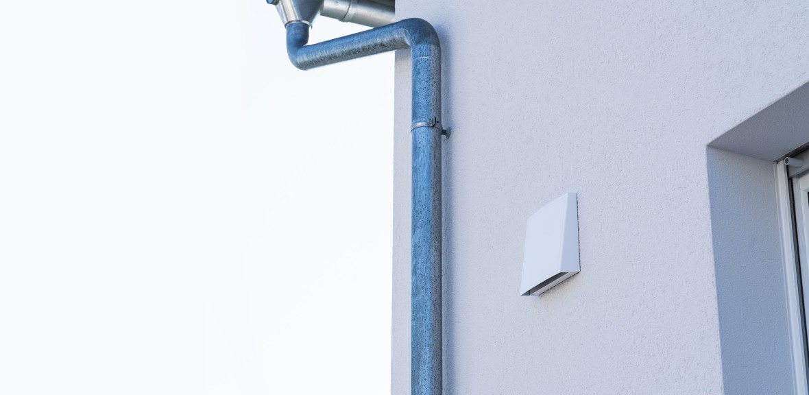 Decentrálna jednotka namontovaná na fasáde domu