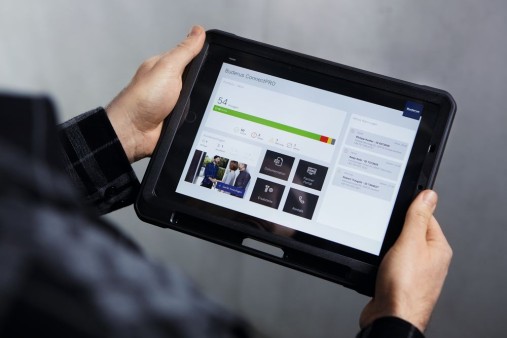 Handy_und_Tablet_mit_Model_vor_grauer_Wand_87_CMYK_1