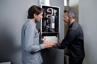 Сервісант з клієнтом дивляться котел всередині